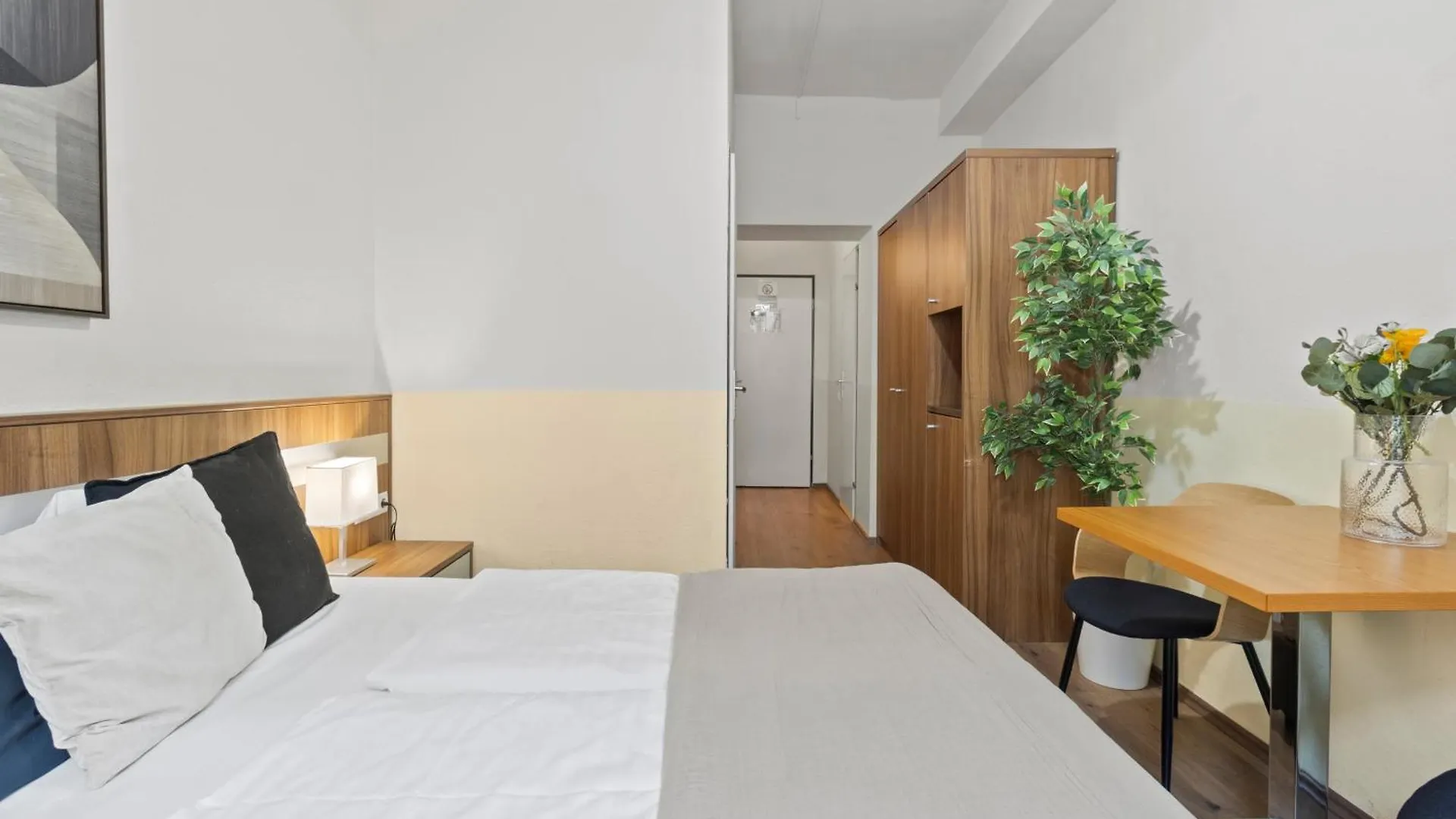Paid Parking I Calm Location I 10 Minutes To S-Bahn Apartment Vienna