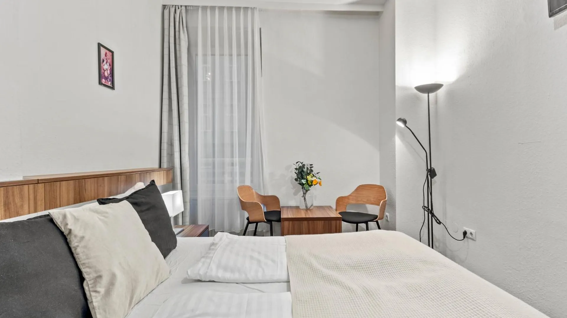 Paid Parking I Calm Location I 10 Minutes To S-Bahn Apartment Vienna