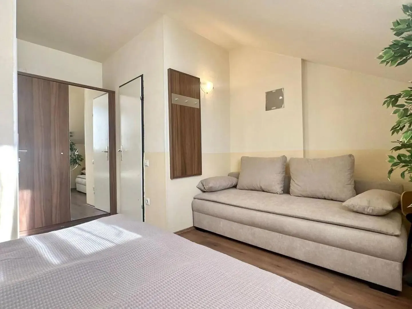 Ferienwohnung Paid Parking I Calm Location I 10 Minutes To S-Bahn Wien Apartment