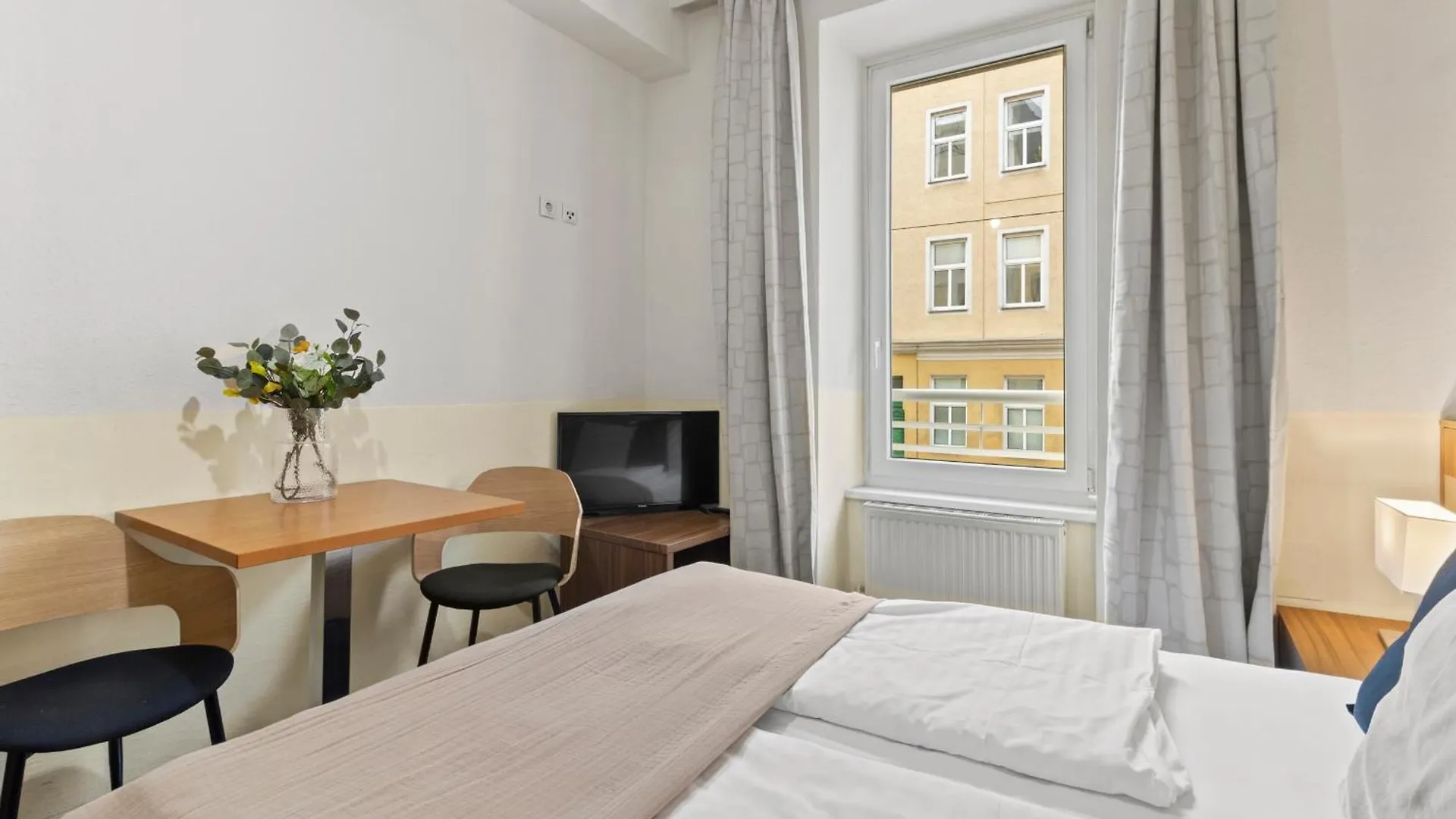 Ferienwohnung Paid Parking I Calm Location I 10 Minutes To S-Bahn Wien