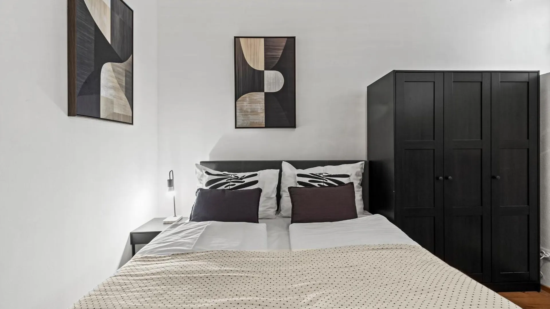 Ferienwohnung Paid Parking I Calm Location I 10 Minutes To S-Bahn Wien Apartment