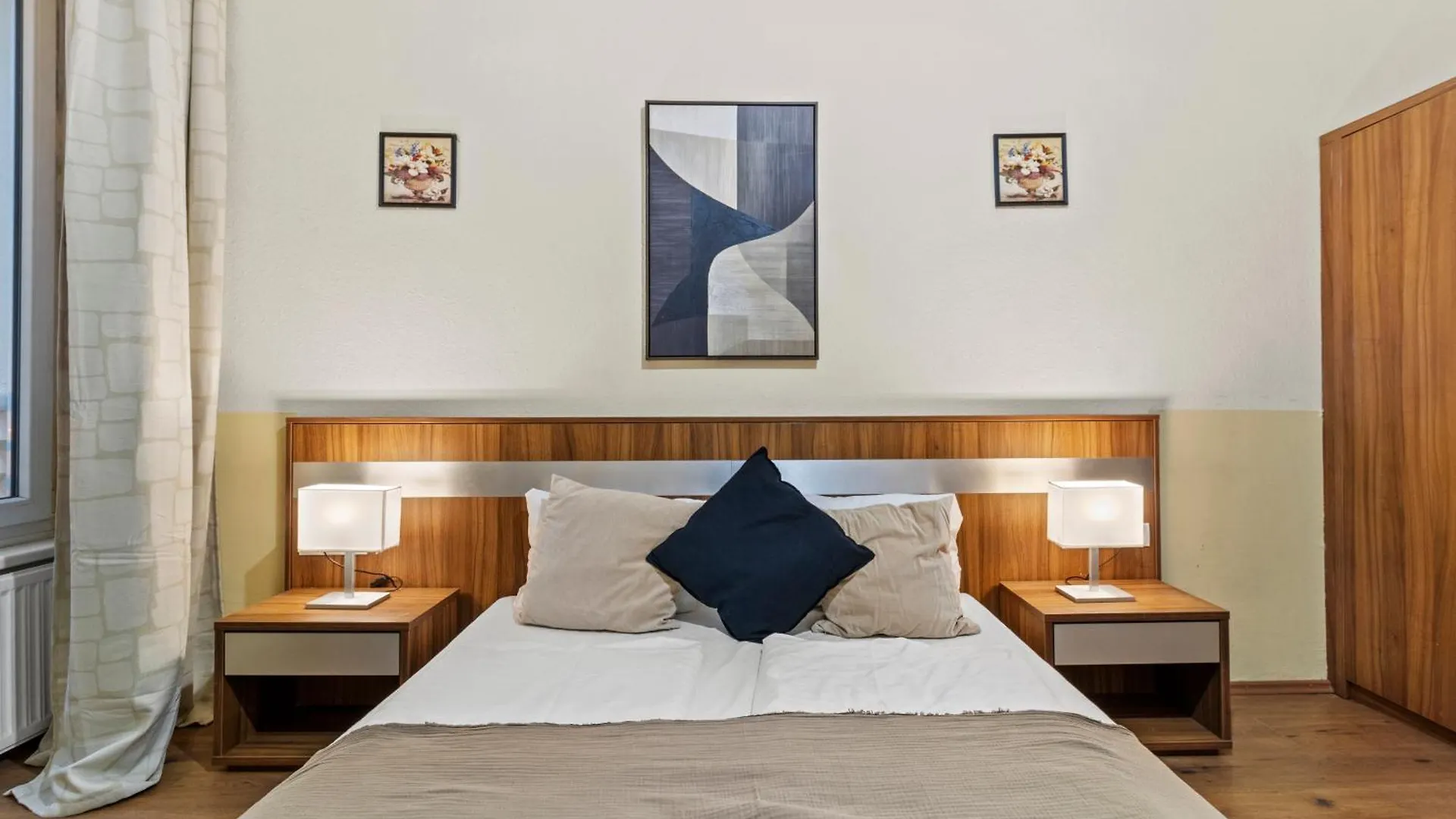 Ferienwohnung Paid Parking I Calm Location I 10 Minutes To S-Bahn Wien Apartment